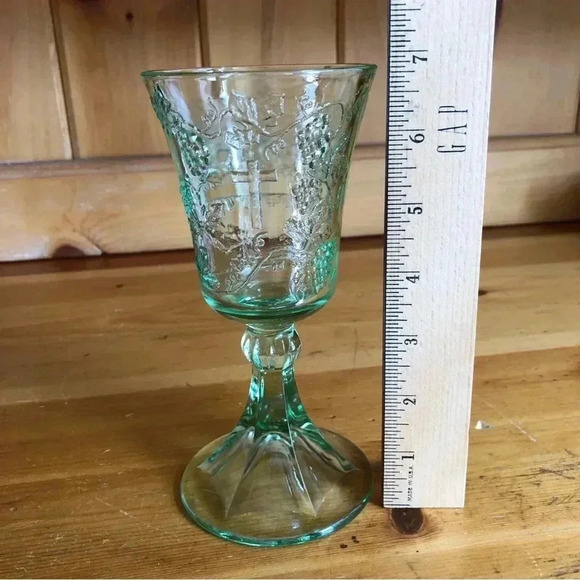 Last Supper Vintage Indiana Tiara Green Glass Chalice Goblet - Picture 7 of 7